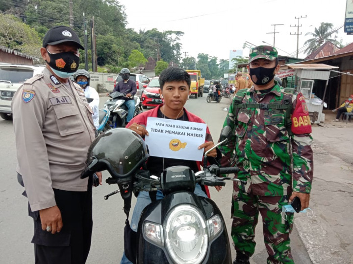 Kegiatan Razia masker bersama jajaran Kelurahan Karang Anyar pada hari Senin, 22 Februari 2021.