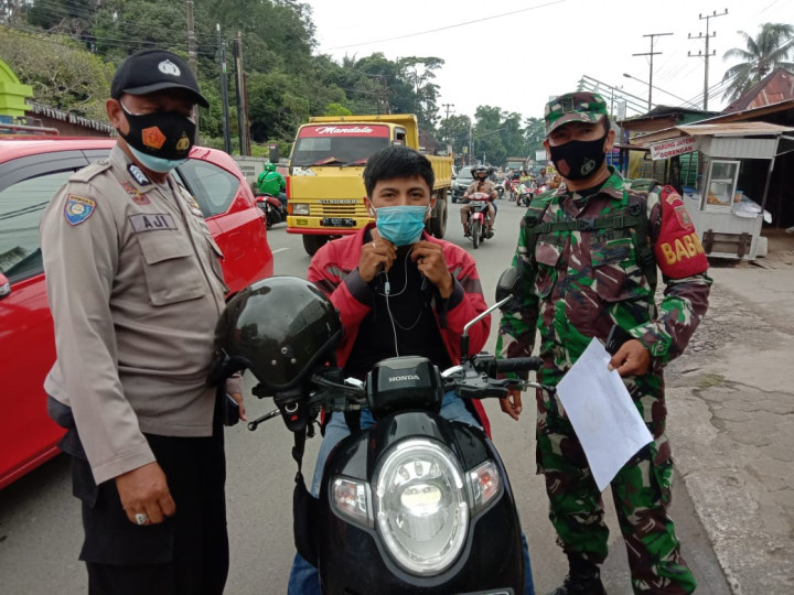 Kegiatan Razia masker bersama jajaran Kelurahan Karang Anyar pada hari Senin, 22 Februari 2021.