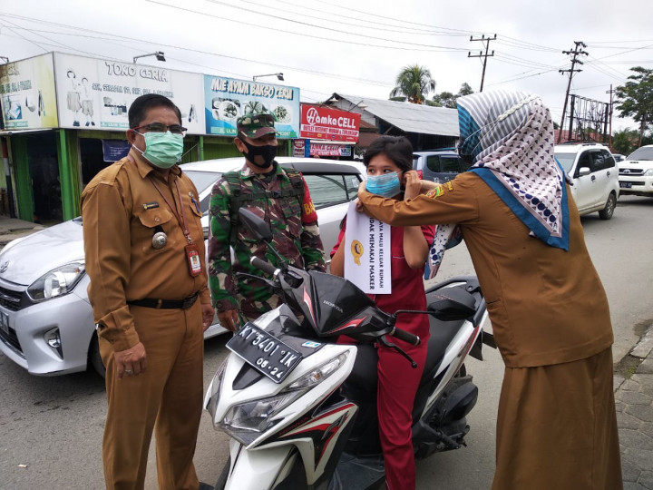 Kegiatan Razia masker bersama jajaran Kelurahan Karang Anyar pada hari Senin, 22 Februari 2021.