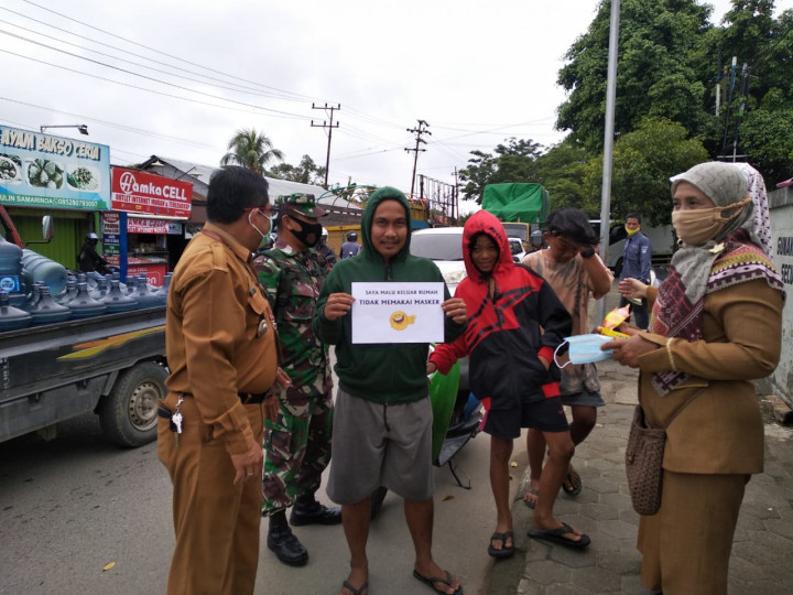 Kegiatan Razia masker bersama jajaran Kelurahan Karang Anyar pada hari Senin, 22 Februari 2021.