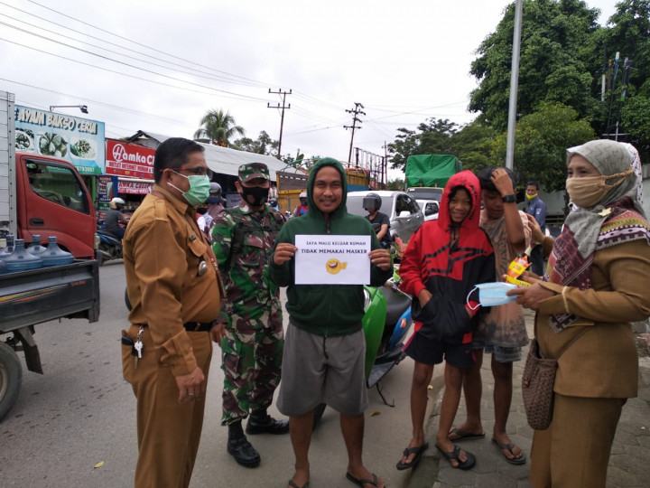 Kegiatan Razia masker bersama jajaran Kelurahan Karang Anyar pada hari Senin, 22 Februari 2021.