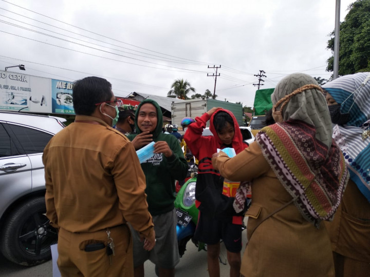Kegiatan Razia masker bersama jajaran Kelurahan Karang Anyar pada hari Senin, 22 Februari 2021.