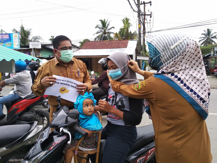 Kegiatan Razia masker bersama jajaran Kelurahan Karang Anyar pada hari Senin, 22 Februari 2021.