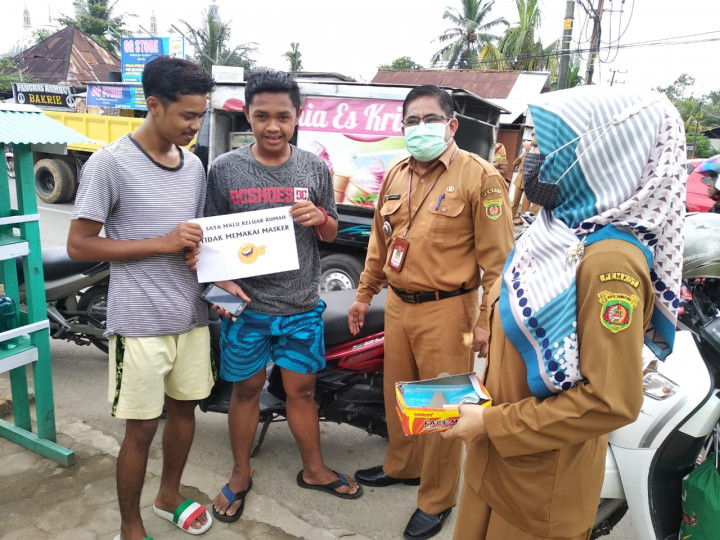 Kegiatan Razia masker bersama jajaran Kelurahan Karang Anyar pada hari Senin, 22 Februari 2021.