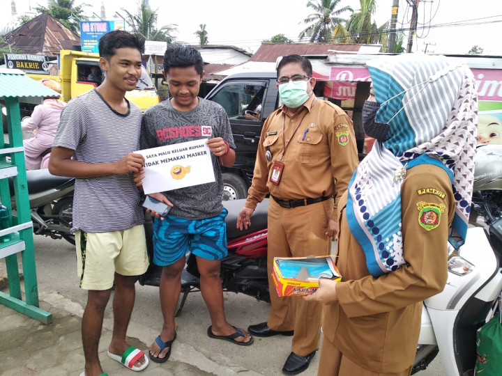 Kegiatan Razia masker bersama jajaran Kelurahan Karang Anyar pada hari Senin, 22 Februari 2021.