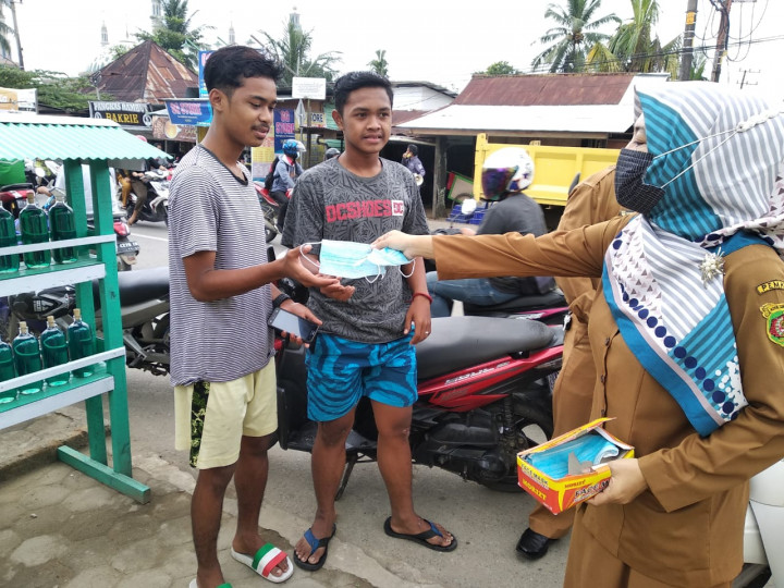 Kegiatan Razia masker bersama jajaran Kelurahan Karang Anyar pada hari Senin, 22 Februari 2021.