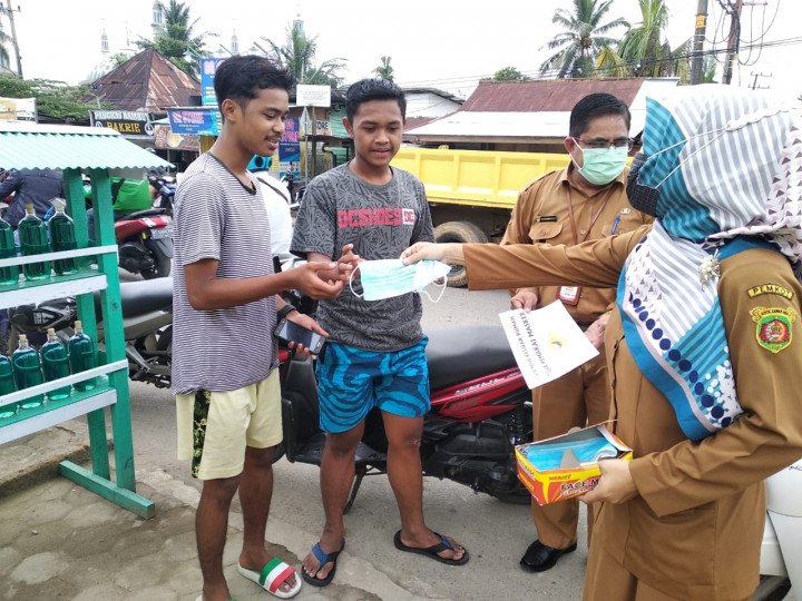 Kegiatan Razia masker bersama jajaran Kelurahan Karang Anyar pada hari Senin, 22 Februari 2021.