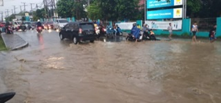 Kamis, 11 Maret 2021, Bapak Lurah memonitor  banjir di kelapa gading rt. 11,14 ,15,37 dan 38