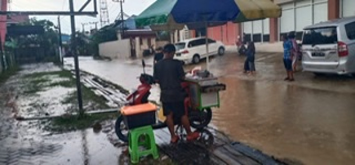 Kamis, 11 Maret 2021, Bapak Lurah memonitor  banjir di kelapa gading rt. 11,14 ,15,37 dan 38