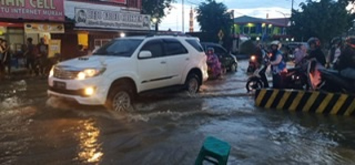 Kamis, 11 Maret 2021, Bapak Lurah memonitor  banjir di kelapa gading rt. 11,14 ,15,37 dan 38