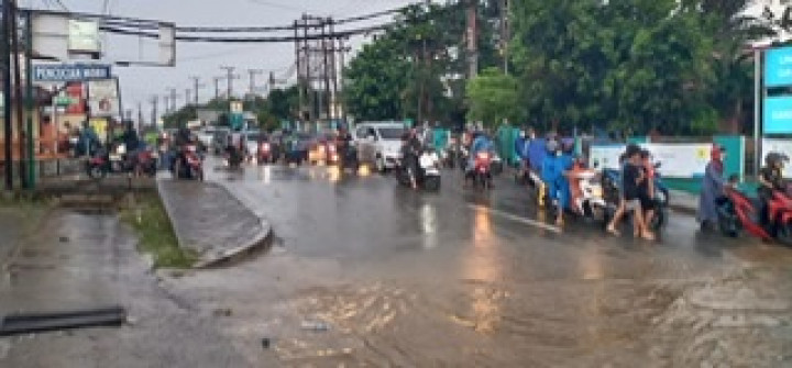 Kamis, 11 Maret 2021, Bapak Lurah memonitor  banjir di kelapa gading rt. 11,14 ,15,37 dan 38