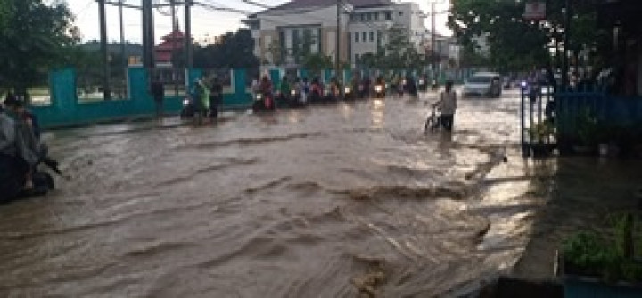 Kamis, 11 Maret 2021, Bapak Lurah memonitor  banjir di kelapa gading rt. 11,14 ,15,37 dan 38