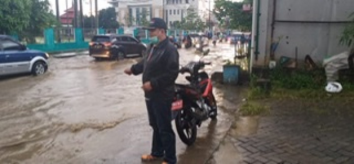 Kamis, 11 Maret 2021, Bapak Lurah memonitor  banjir di kelapa gading rt. 11,14 ,15,37 dan 38