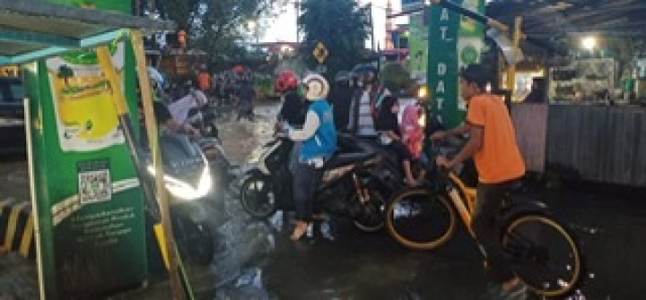 Kamis, 11 Maret 2021, Bapak Lurah memonitor  banjir di kelapa gading rt. 11,14 ,15,37 dan 38