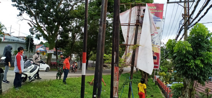 Minggu, 14 Januari 2021, Pelepasan atribut yg sudah usang dan tidak rapi di wilayah karang anyar