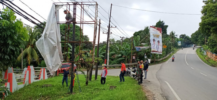 Minggu, 14 Januari 2021, Pelepasan atribut yg sudah usang dan tidak rapi di wilayah karang anyar