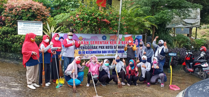 Samarinda, 09 April 2021 Kegiatan kerja bakti membersihkan kantor kelurahan bersama PKK dan staf