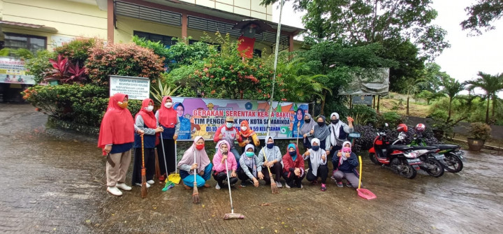 Samarinda, 09 April 2021 Kegiatan kerja bakti membersihkan kantor kelurahan bersama PKK dan staf