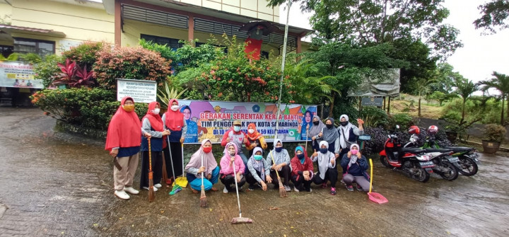Samarinda, 09 April 2021 Kegiatan kerja bakti membersihkan kantor kelurahan bersama PKK dan staf