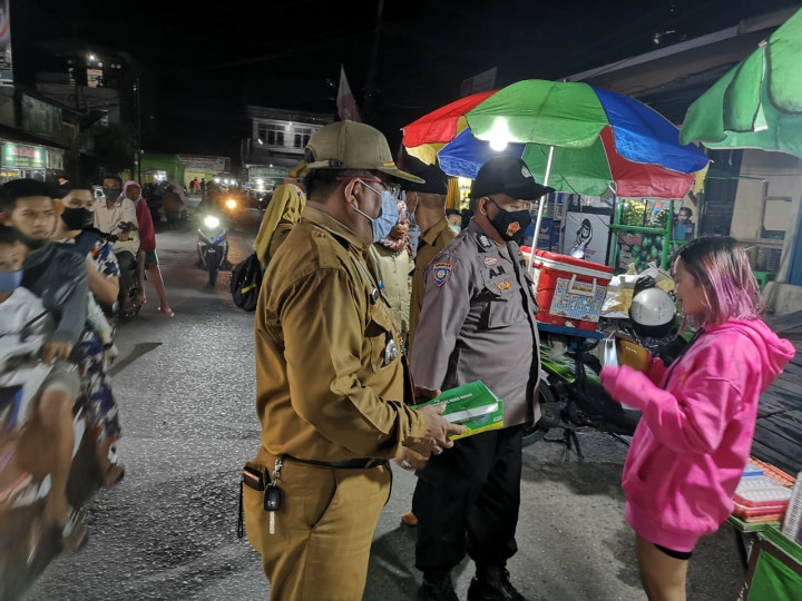 18 Mei 2021 Kegiatan Operasi Razia Masker, Penataan PKL dan Pembinaan Prokes di Beberapa Cafe Di wilayah Kelurahan Karang Anyar