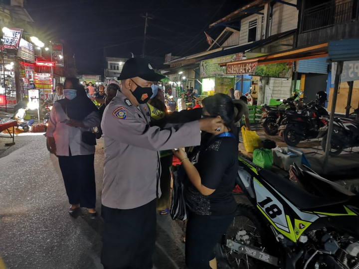 18 Mei 2021 Kegiatan Operasi Razia Masker, Penataan PKL dan Pembinaan Prokes di Beberapa Cafe Di wilayah Kelurahan Karang Anyar