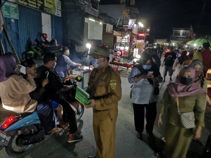 18 Mei 2021 Kegiatan Operasi Razia Masker, Penataan PKL dan Pembinaan Prokes di Beberapa Cafe Di wilayah Kelurahan Karang Anyar
