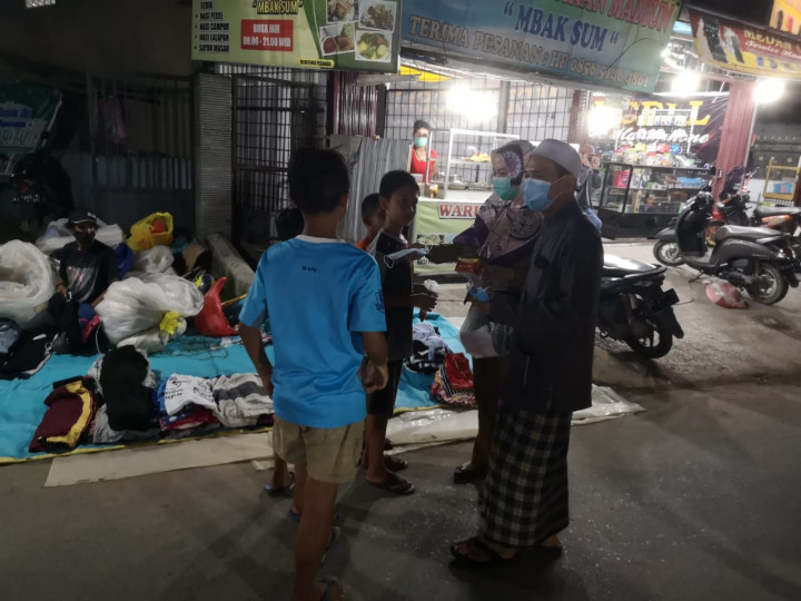 18 Mei 2021 Kegiatan Operasi Razia Masker, Penataan PKL dan Pembinaan Prokes di Beberapa Cafe Di wilayah Kelurahan Karang Anyar