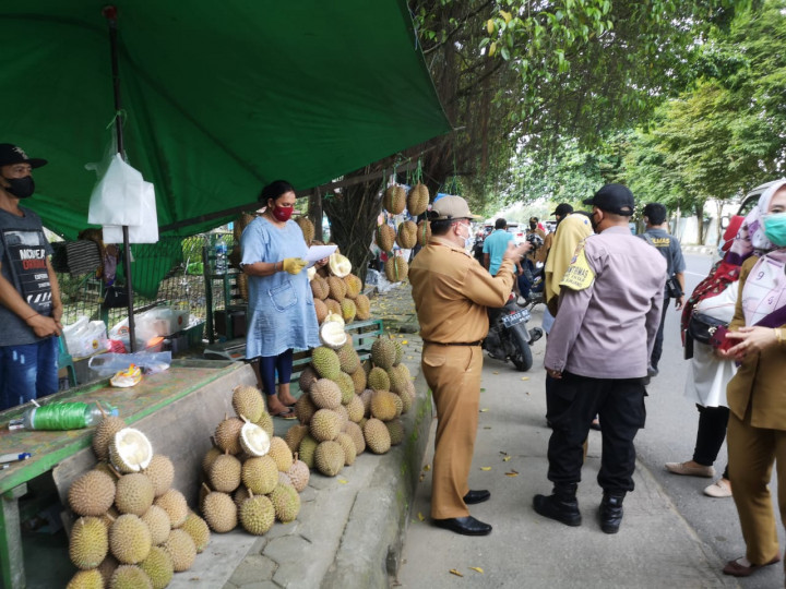 18 Mei 2021 Kegiatan Operasi Razia Masker, Penataan PKL dan Pembinaan Prokes di Beberapa Cafe Di wilayah Kelurahan Karang Anyar