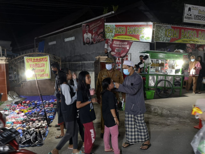 18 Mei 2021 Kegiatan Operasi Razia Masker, Penataan PKL dan Pembinaan Prokes di Beberapa Cafe Di wilayah Kelurahan Karang Anyar