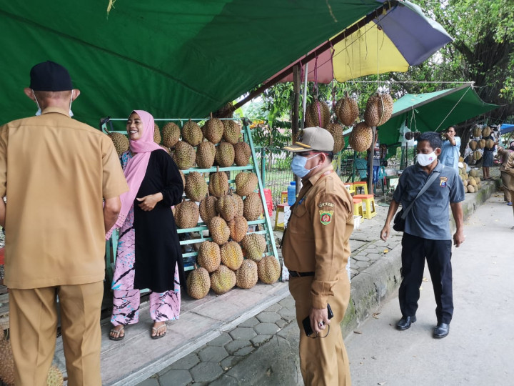 18 Mei 2021 Kegiatan Operasi Razia Masker, Penataan PKL dan Pembinaan Prokes di Beberapa Cafe Di wilayah Kelurahan Karang Anyar