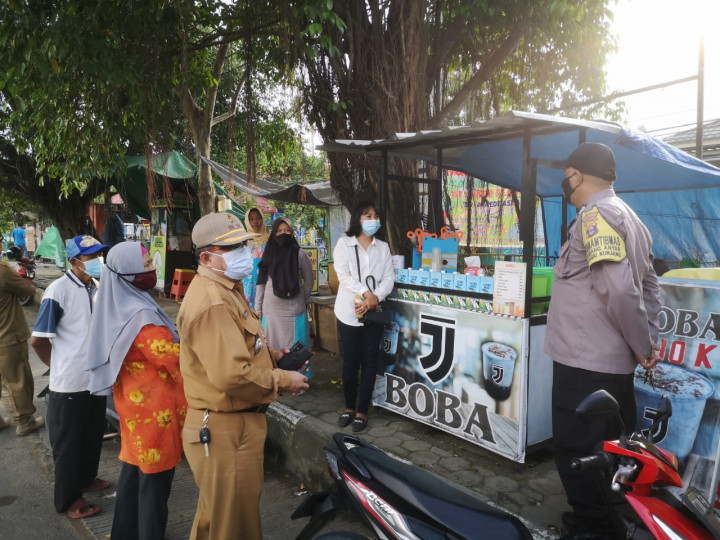 18 Mei 2021 Kegiatan Operasi Razia Masker, Penataan PKL dan Pembinaan Prokes di Beberapa Cafe Di wilayah Kelurahan Karang Anyar