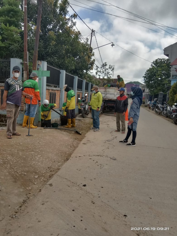 19 Juni 2021, Giat kerja bakti di Jalan Kahoi RT.032