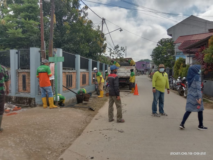 19 Juni 2021, Giat kerja bakti di Jalan Kahoi RT.032