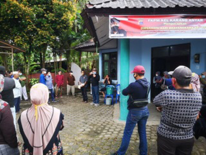 Sabtu, 10 Juli 2021 : Pembagian Cairan Eco Enzyme  kepada para Ketua RT dan PKK Karang Anyar