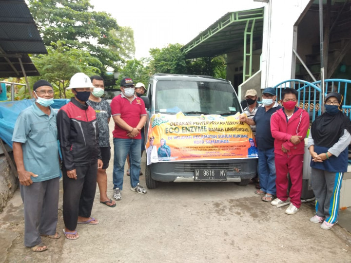 Minggu , 11 Juli 2021 kegiatan penyemprotan cairan Eco Enzyme di wilayah Karang Anyar