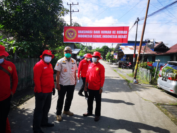 Minggu, 18 Juli 2021, Giat Vaksinasi Door to Door oleh BIN Kaltim di wilayah Karang Anyar