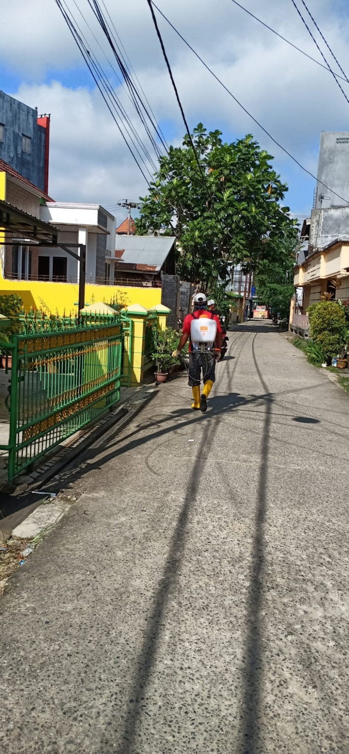 Giat Minggu Pagi tanggal 25 Juli 2021 Kegiatan Penyemprotan diwilayah Rt 21 dan Perbaikan Jembatan diWilayah Rt 33