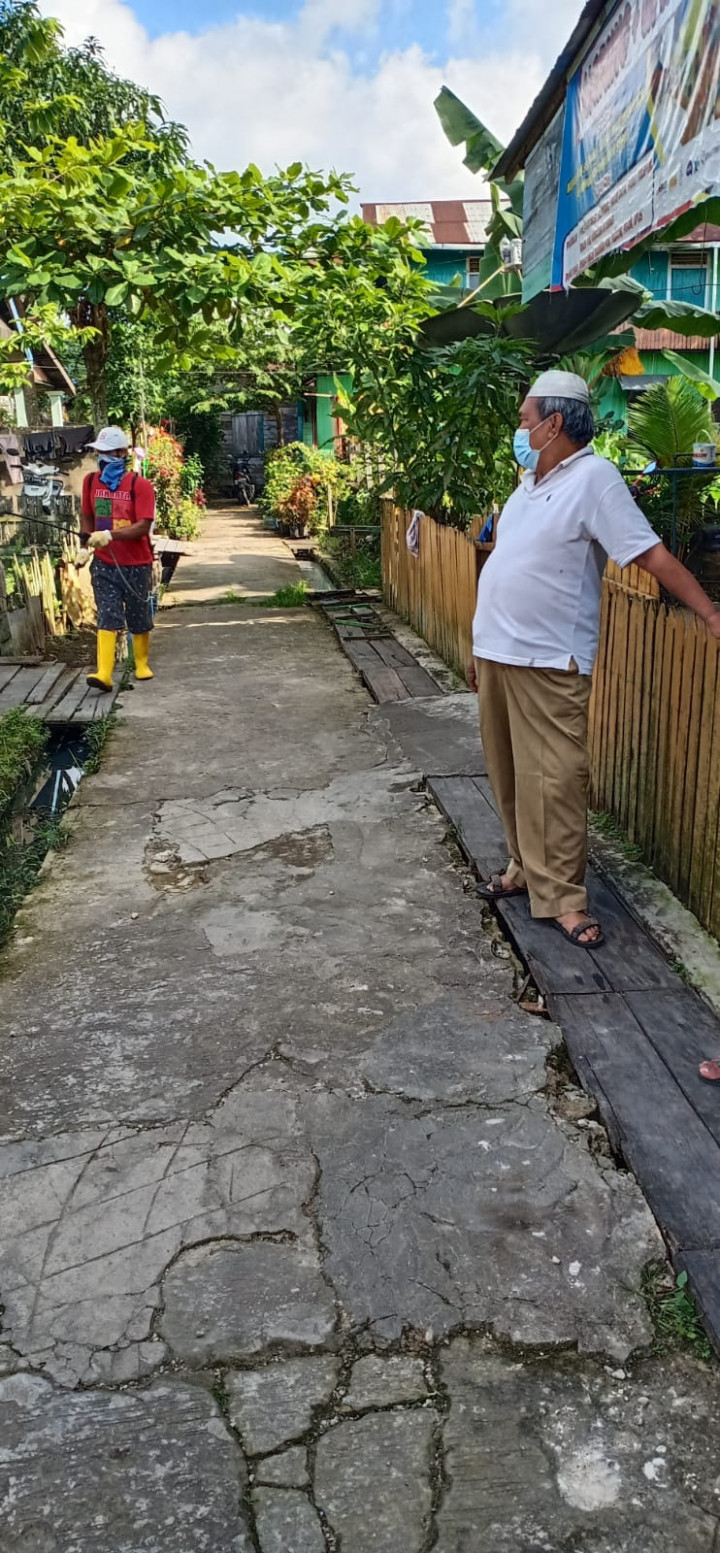 Giat Minggu Pagi tanggal 25 Juli 2021 Kegiatan Penyemprotan diwilayah Rt 21 dan Perbaikan Jembatan diWilayah Rt 33