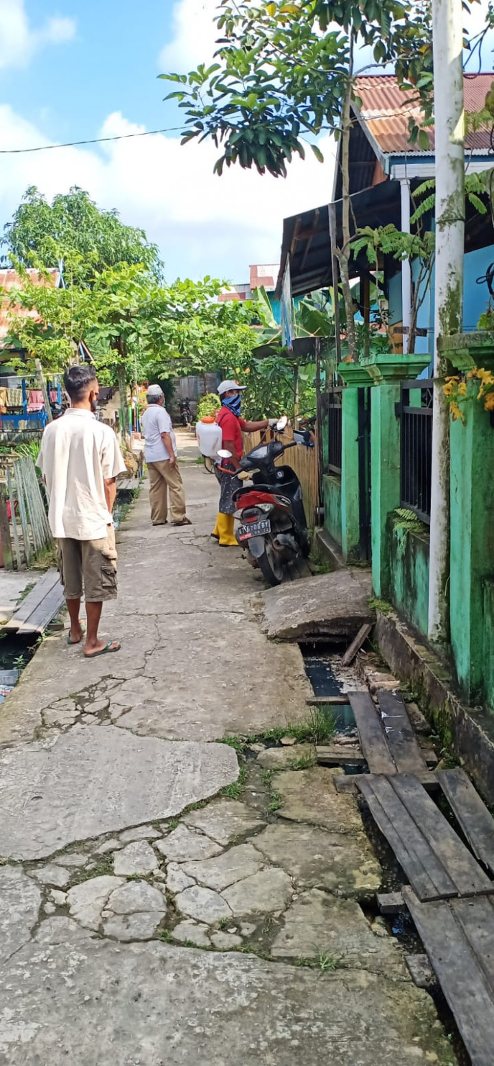 Giat Minggu Pagi tanggal 25 Juli 2021 Kegiatan Penyemprotan diwilayah Rt 21 dan Perbaikan Jembatan diWilayah Rt 33