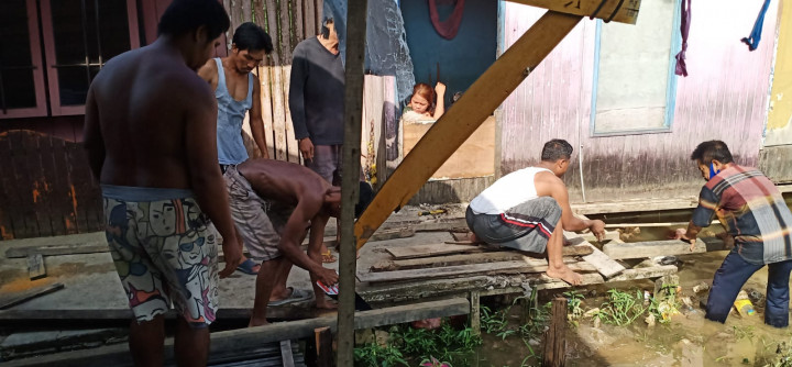 Giat Minggu Pagi tanggal 25 Juli 2021 Kegiatan Penyemprotan diwilayah Rt 21 dan Perbaikan Jembatan diWilayah Rt 33