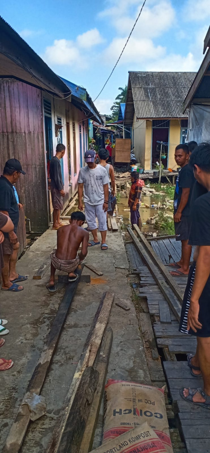 Giat Minggu Pagi tanggal 25 Juli 2021 Kegiatan Penyemprotan diwilayah Rt 21 dan Perbaikan Jembatan diWilayah Rt 33
