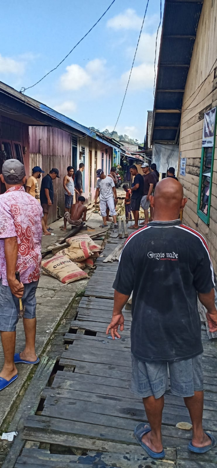 Giat Minggu Pagi tanggal 25 Juli 2021 Kegiatan Penyemprotan diwilayah Rt 21 dan Perbaikan Jembatan diWilayah Rt 33