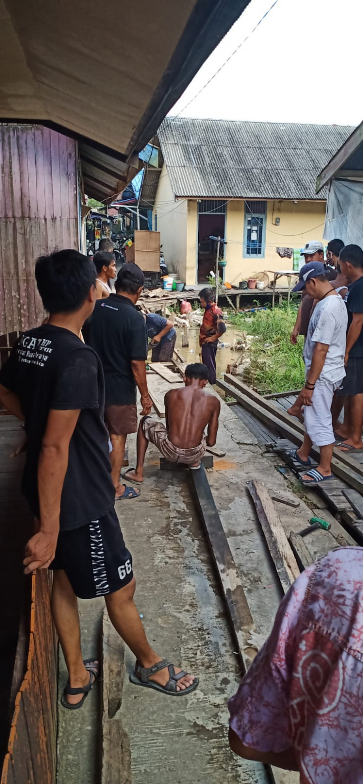 Giat Minggu Pagi tanggal 25 Juli 2021 Kegiatan Penyemprotan diwilayah Rt 21 dan Perbaikan Jembatan diWilayah Rt 33