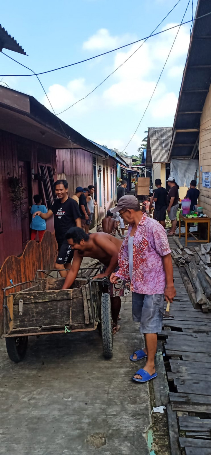 Giat Minggu Pagi tanggal 25 Juli 2021 Kegiatan Penyemprotan diwilayah Rt 21 dan Perbaikan Jembatan diWilayah Rt 33