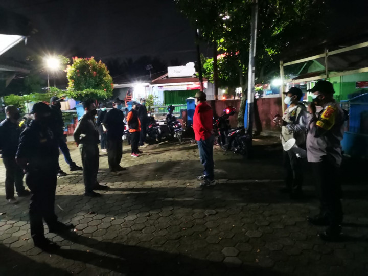 Giat Jumat, 30 Juli 2021 perihal pembagian an Edaran Instruksi Wali Kota Samarinda Nomor 4 Tahun 2021 di wilayah Perdagangan di Karang Anyar bersama Staf kelurahan, FKPM Karang Anyar, Satgas Covid-19 Sungai Kunjang