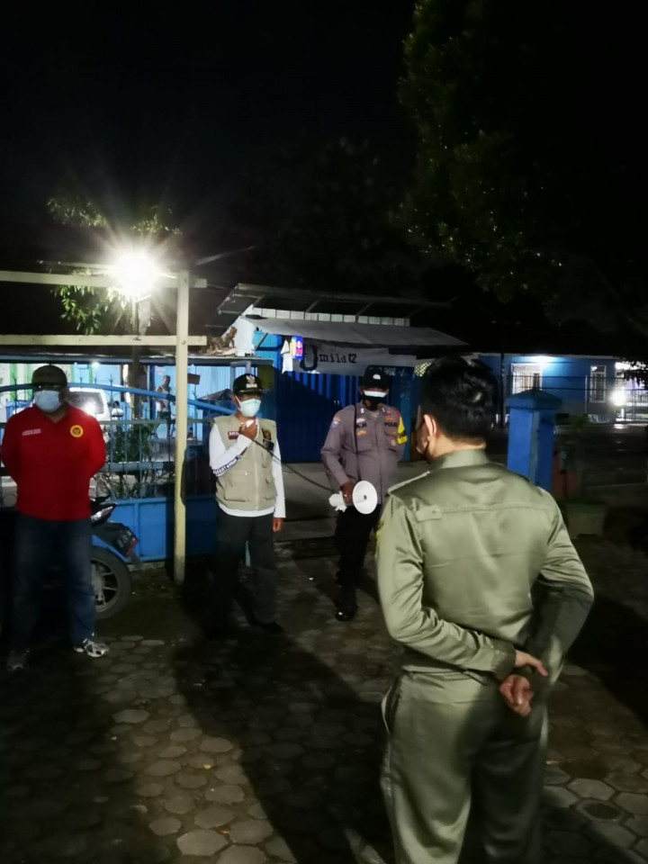 Giat Jumat, 30 Juli 2021 perihal pembagian an Edaran Instruksi Wali Kota Samarinda Nomor 4 Tahun 2021 di wilayah Perdagangan di Karang Anyar bersama Staf kelurahan, FKPM Karang Anyar, Satgas Covid-19 Sungai Kunjang