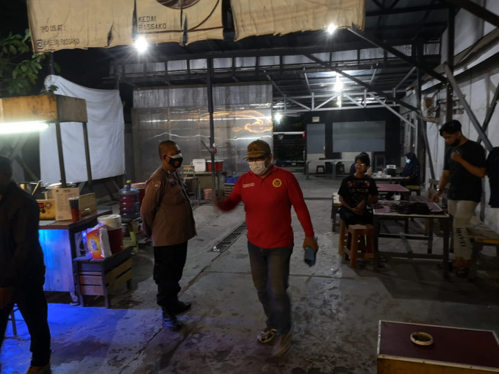 Giat Jumat, 30 Juli 2021 perihal pembagian an Edaran Instruksi Wali Kota Samarinda Nomor 4 Tahun 2021 di wilayah Perdagangan di Karang Anyar bersama Staf kelurahan, FKPM Karang Anyar, Satgas Covid-19 Sungai Kunjang