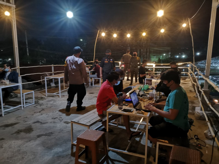 Giat Jumat, 30 Juli 2021 perihal pembagian an Edaran Instruksi Wali Kota Samarinda Nomor 4 Tahun 2021 di wilayah Perdagangan di Karang Anyar bersama Staf kelurahan, FKPM Karang Anyar, Satgas Covid-19 Sungai Kunjang