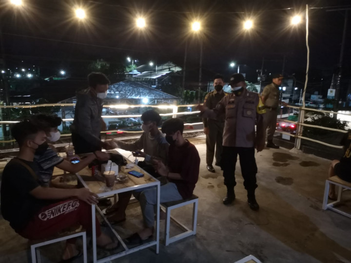 Giat Jumat, 30 Juli 2021 perihal pembagian an Edaran Instruksi Wali Kota Samarinda Nomor 4 Tahun 2021 di wilayah Perdagangan di Karang Anyar bersama Staf kelurahan, FKPM Karang Anyar, Satgas Covid-19 Sungai Kunjang