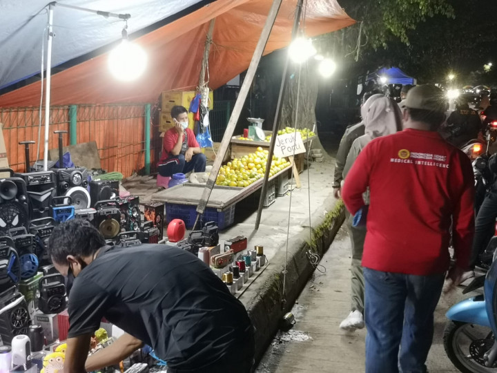 Giat Jumat, 30 Juli 2021 perihal pembagian an Edaran Instruksi Wali Kota Samarinda Nomor 4 Tahun 2021 di wilayah Perdagangan di Karang Anyar bersama Staf kelurahan, FKPM Karang Anyar, Satgas Covid-19 Sungai Kunjang